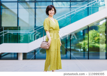 穿著裙子在戶外散步的年輕女子 113999395