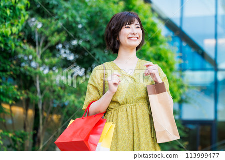 穿著裙子享受購物的女人 113999477