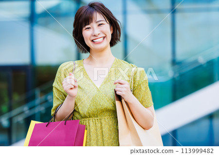 穿著裙子享受購物的女人 113999482