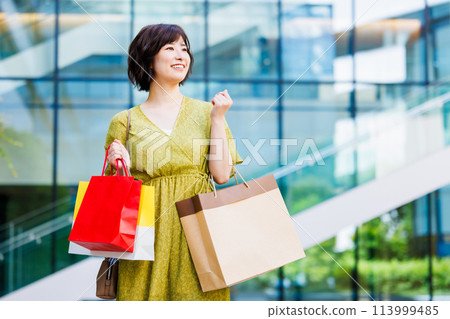 穿著裙子享受購物的女人 113999485