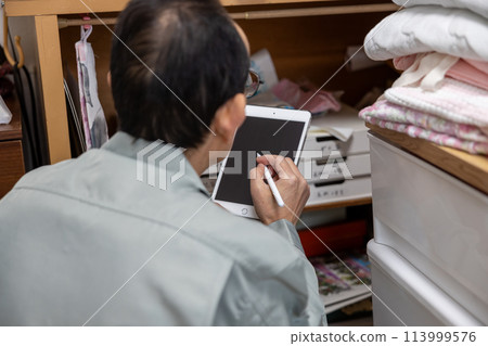 I'm closing down my parents' house and having a contractor assess my unwanted items. 113999576