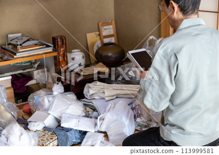 I'm closing down my parents' house and having a contractor assess my unwanted items. I'm closing down my parents' house and having a contractor assess my unwanted items. 113999581