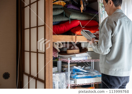 I'm closing down my parents' house and having a company assess my unwanted items for disposal. 113999768