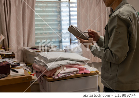 我要關閉父母的房子，並讓承包商評估不需要的物品的處置情況。 113999774