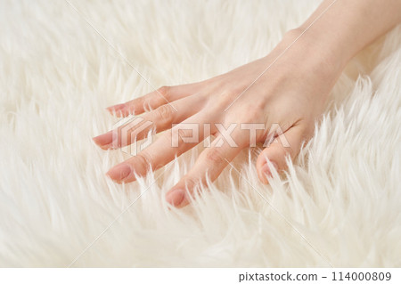 女人的手觸摸蓬鬆的布料 114000809