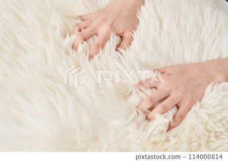 女人的手觸摸蓬鬆的布料 114000814