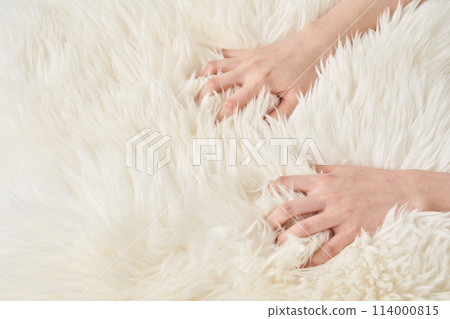 女人的手觸摸蓬鬆的布料 114000815