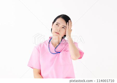 穿著磨砂膏的女人擔心 114001710