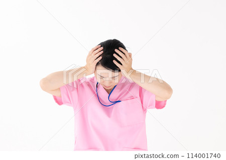 擦洗頭痛的女人 114001740