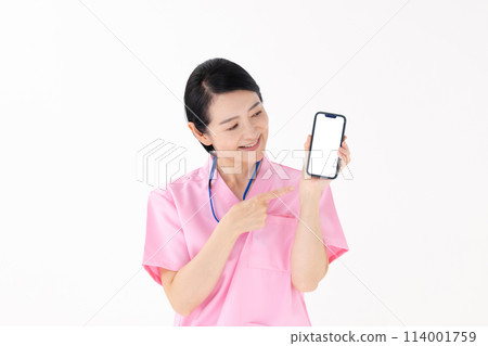 女人在磨砂智慧型手機 114001759