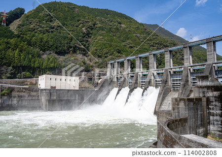 Akiha Dam releasing water (Shizuoka Prefecture) 114002808