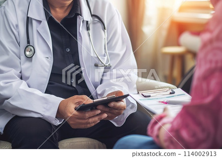 Doctor consulting with patient and recommending treatment methods, medical concept. 114002913