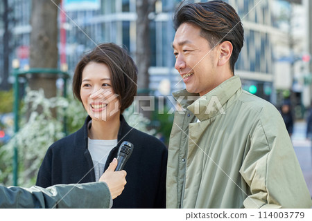 街頭受訪的男人和女人 114003779