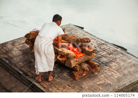 Hindu cremation near Pashupatinath Temple, Kathmandu 114005174