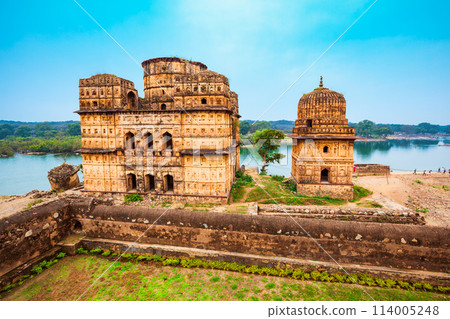 Chhatris in Orchha city, India 114005248
