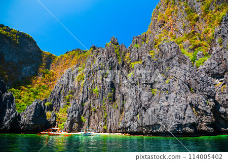 Mountain cliff at El Nido, Philippines 114005402