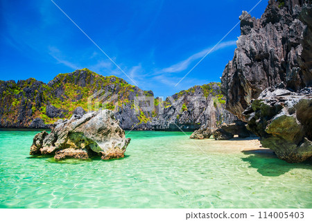 Mountain cliff at El Nido, Philippines 114005403