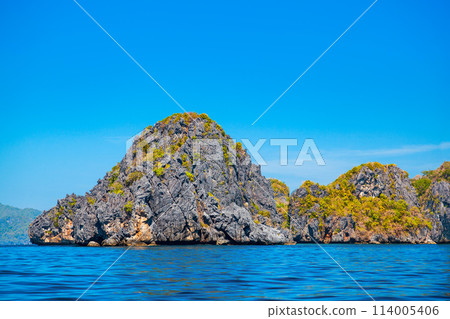 Mountain cliff at El Nido, Philippines 114005406