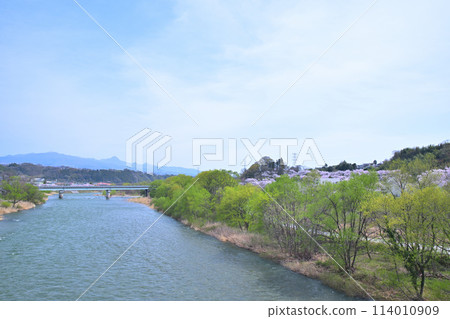 水位上漲的春音川、赤城山脈、沼田市地藏橋的風景 水位上漲的春音川、赤城山脈、沼田市地藏橋的風景 114010909