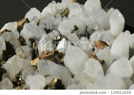 石英和黃鐵礦簇 石英和黃鐵礦簇 114011039
