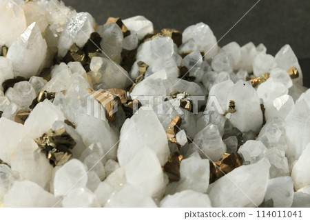 石英和黃鐵礦簇 石英和黃鐵礦簇 114011041
