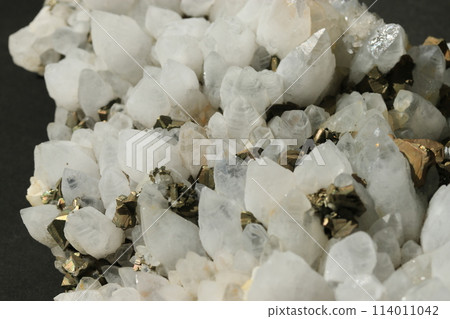 石英和黃鐵礦簇 114011042