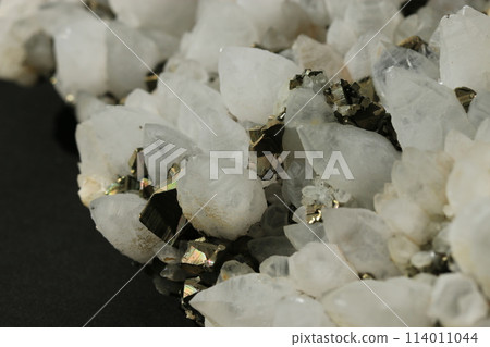 石英和黃鐵礦簇 114011044