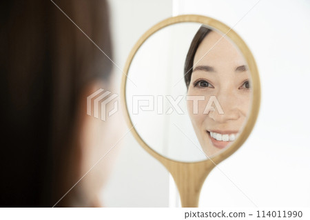 看鏡子和微笑的婦女 看鏡子和微笑的婦女 114011990