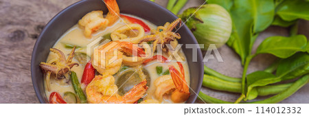 Thai food chicken green curry on dark wooden background. top view BANNER, LONG FORMAT 114012332