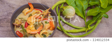 Thai food chicken green curry on dark wooden background. top view BANNER, LONG FORMAT 114012334