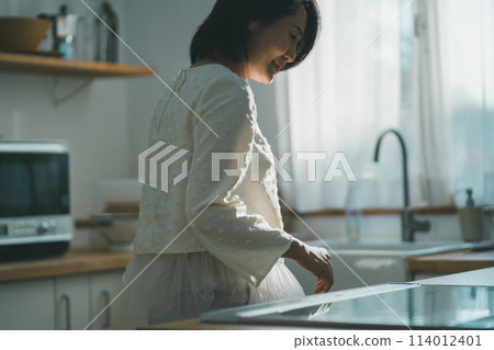 kitchen, kitchens, female 114012401