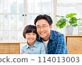 父親節紀念照。微笑的孩子和父親。 114013003