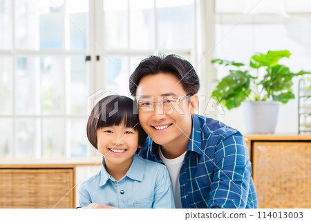 父親節紀念照。微笑的孩子和父親。 114013003