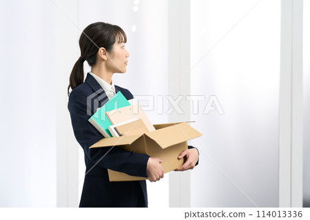 帶著行李搬家的女商人 114013336