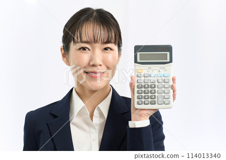 微笑著拿著計算器的女商人 微笑著拿著計算器的女商人 114013340