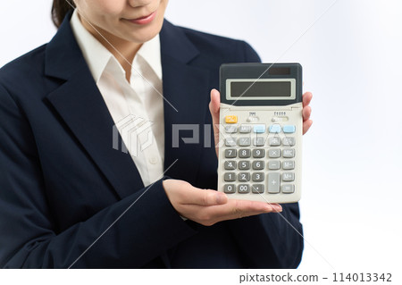 顯示計算器的女商人 顯示計算器的女商人 114013342