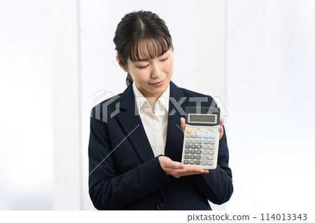 微笑著拿著計算器的女商人 114013343