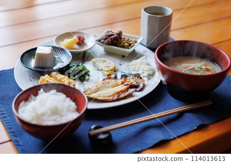 美味的傳統日式早餐 美味的傳統日式早餐 114013613