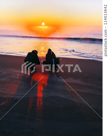 冬天的北海道十勝川河口，一個人在沐浴在朝霞的大津海岸拍攝珠寶冰淇淋的照片 114013642