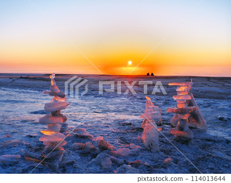 Jewelery ice piled up on Otsu Coast in the morning glow at the mouth of the Tokachi River in Hokkaido in winter Jewelery ice piled up on Otsu Coast in the morning glow at the mouth of the Tokachi River in Hokkaido in winter 114013644