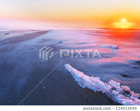 冬天的北海道十勝川河口、大津海岸日出時的珠寶冰 冬天的北海道十勝川河口、大津海岸日出時的珠寶冰 114013649