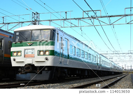185 series train stopping at the depot (Shinkansen relay number displayed) 185 series train stopping at the depot (Shinkansen relay number displayed) 114013650