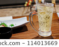 Drinking highballs at an izakaya 114013669