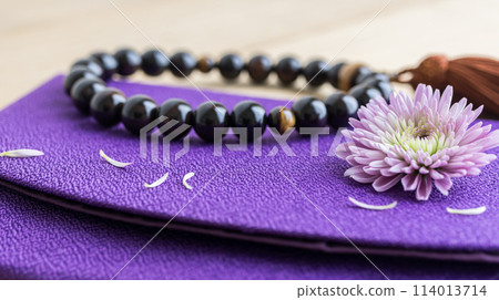 紫色菊花、念珠和福佐福佐葬禮圖像素材 紫色菊花、念珠和福佐福佐葬禮圖像素材 114013714