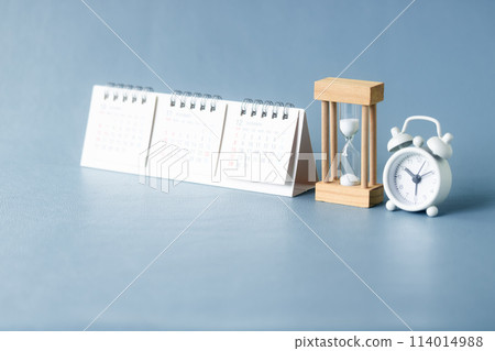 Image of clock, hourglass, calendar 114014988