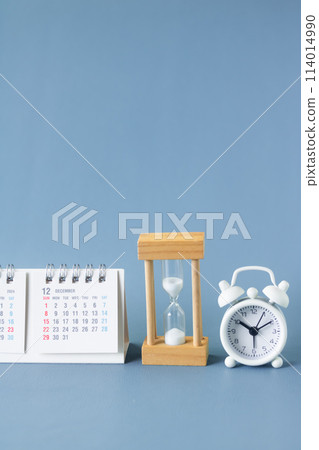 Image of clock, hourglass, calendar 114014990