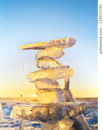 冬天的北海道十勝川河口－大津海岸堆積的珠寶冰淇淋染上了朝霞 114015741