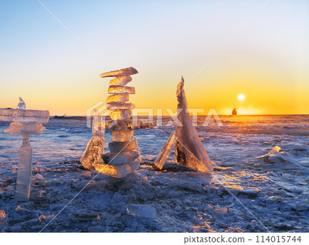 Jewelery ice piled up on Otsu Coast in the morning glow at the mouth of the Tokachi River in Hokkaido in winter 114015744