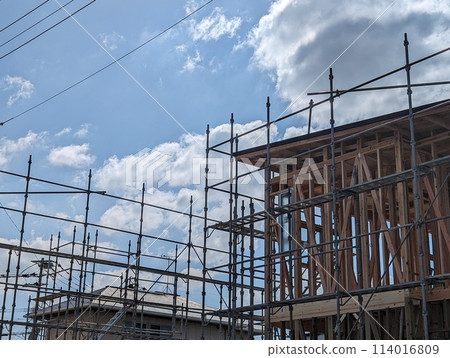 一棟新建的房屋安裝在一棟正在興建中的新建獨戶住宅的建築工地上。 一棟新建的房屋安裝在一棟正在興建中的新建獨戶住宅的建築工地上。 114016809