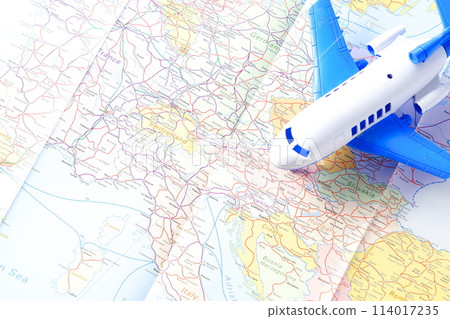 一架客機飛越歐洲的旅行影像 一架客機飛越歐洲的旅行影像 114017235